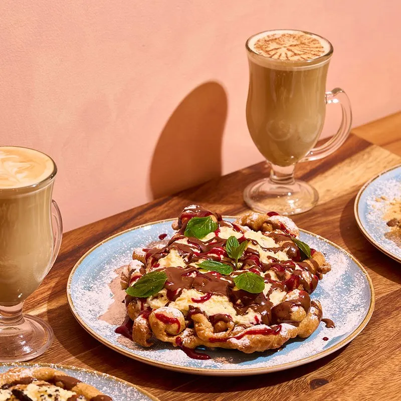 Funnel Cake de Frutos Rojos con Chocolate